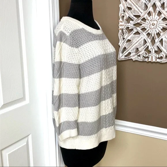⭐️ Lands End Gray and White Striped Cable Knit Sweater Size LARGE - Picture 3 of 12